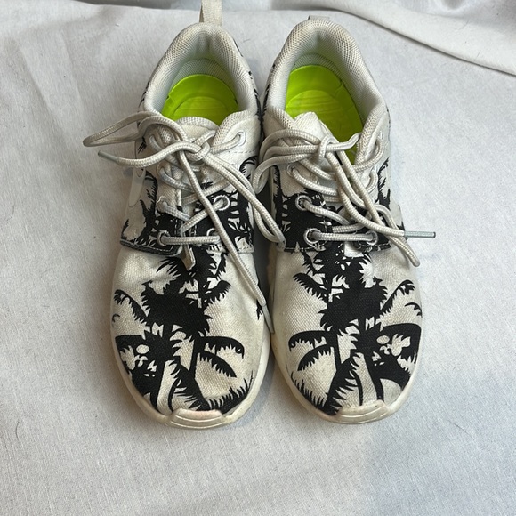 Nike Palm Tree Roshe Run Sneakers - Picture 2 of 8